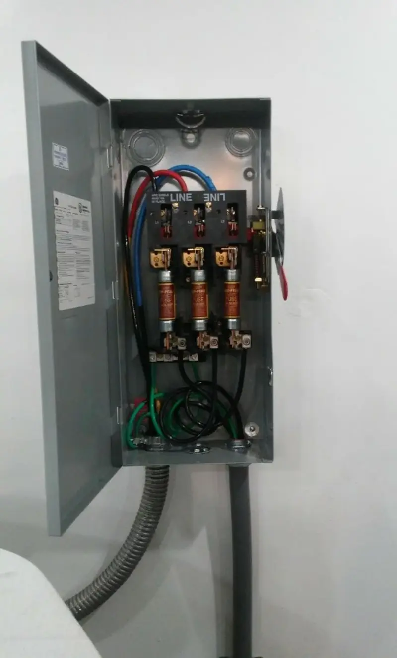 Three-phase disconnect switch installed for Smoke Detector Installation in Vienna